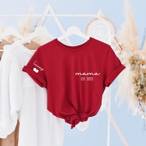 Custom Mama Shirt with Kids Name on Sleeve, Personalized Mama Tshirt, Pregnancy Reveal Shirt, Mom to Be Gift For Mom, Boy Girl Mama, Est afbeelding 9