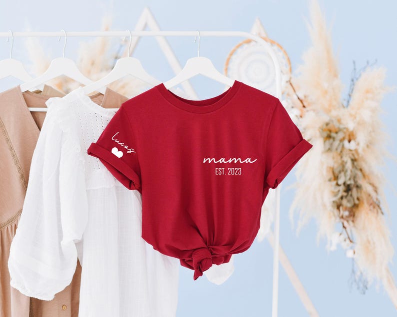 Custom Mama Shirt with Kids Name on Sleeve, Personalized Mama Tshirt, Pregnancy Reveal Shirt, Mom to Be Gift For Mom, Boy Girl Mama, Est afbeelding 9