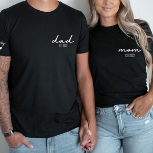 Custom Mama Shirt with Kids Name on Sleeve, Personalized Mama Tshirt, Pregnancy Reveal Shirt, Mom to Be Gift For Mom, Boy Girl Mama, Est afbeelding 3