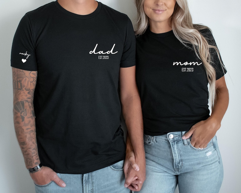 Custom Mama Shirt with Kids Name on Sleeve, Personalized Mama Tshirt, Pregnancy Reveal Shirt, Mom to Be Gift For Mom, Boy Girl Mama, Est afbeelding 3