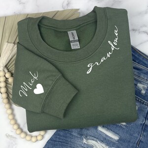 Sweat Personnalisé Prénoms Petits-enfants Pour Grand-mère - Cadeau Fête Des Mères - Sweat à Capuche Gildan Heavy Blend