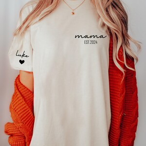 Custom Mama Shirt with Kids Name on Sleeve, Personalized Mama Tshirt, Pregnancy Reveal Shirt, Mom to Be Gift For Mom, Boy Girl Mama, Est afbeelding 2