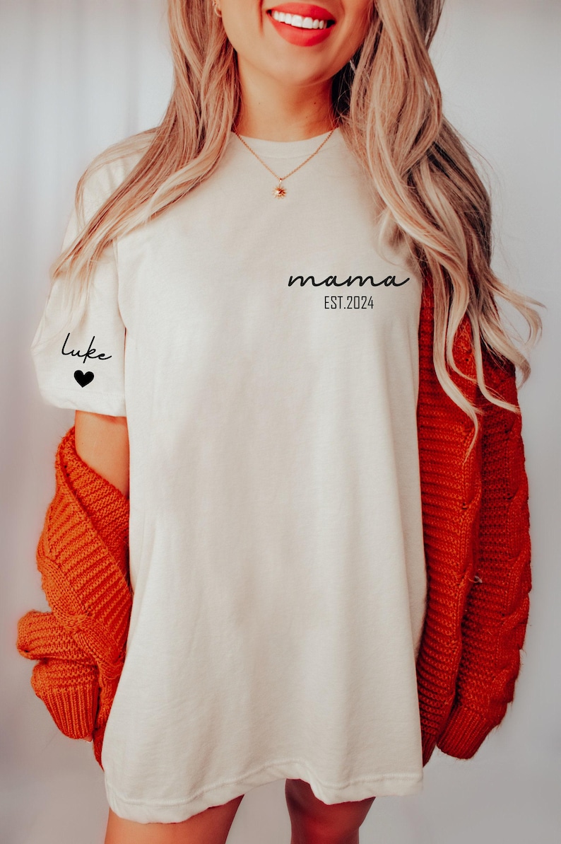 Custom Mama Shirt with Kids Name on Sleeve, Personalized Mama Tshirt, Pregnancy Reveal Shirt, Mom to Be Gift For Mom, Boy Girl Mama, Est afbeelding 2