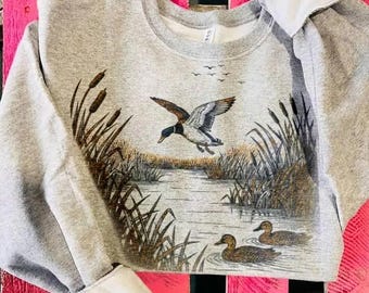 Duck | Hunt | Mallard Duck Flying | Sweatshirt | Trendy | Crewneck