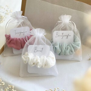 Trauzeugin & Brautjungfer Fragen Junggesellinnenabschied Geschenk Musselin Scrunchie schön verpackt mit Karte Kleines Geschenk für Sie Bild 1