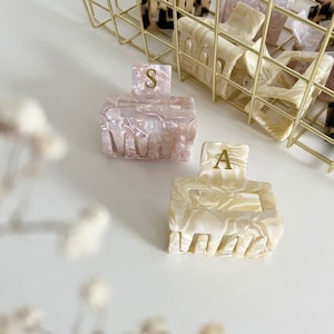 Personalisierte Haarklammer klein | Haarspange mit goldener Initiale | Letter Clip | Geschenkidee für Sie in Säckchen schön verpackt