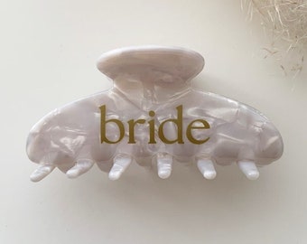 Haaarklammer Bride | Haarspange Wife | Personalisiertes Geschenk Braut | Statement Haar Accessoire mit goldenem Schriftzug schön verpackt