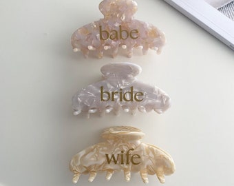 Haaarklammer Bride | Haarspange Wife | Personalisiertes Geschenk Braut | Statement Haar Accessoire mit goldenem Schriftzug schön verpackt