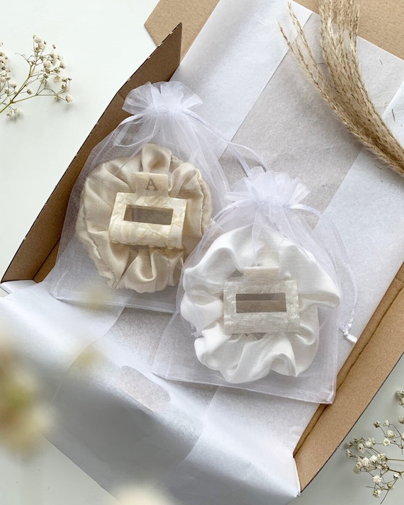 Junggesellinnenabschied Geschenk | Trauzeugin & Brautjungfer Fragen | Haar Styling Set | Scrunchie und Haarklammer mit goldener Initiale