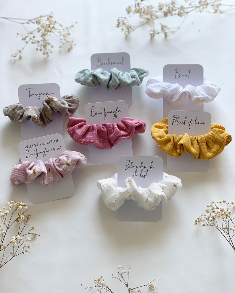 Trauzeugin & Brautjungfer Fragen Junggesellinnenabschied Geschenk Musselin Scrunchie schön verpackt mit Karte Kleines Geschenk für Sie Bild 2