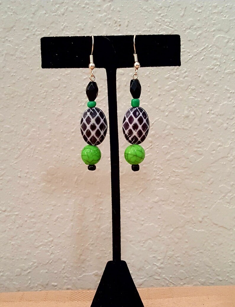 Green Black and White Beaded EarringsHandmadeHandmade jewelryJewelryGiftBirthday GiftHolidayHoliday Gift