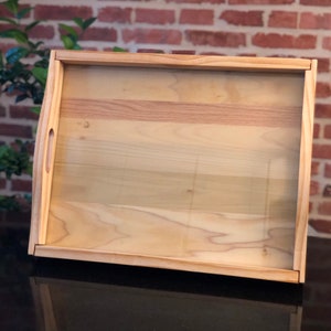 Houten dienblad met glazen blad