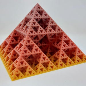 Sierpiński Triangelpyramiden: 3D-utskriven fraktalskulptur