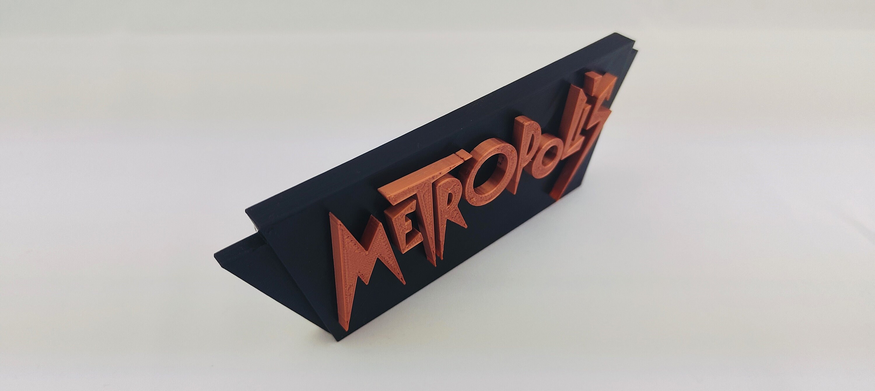 映画『メトロポリス』（1927年）のロゴ：3DプリントされたPLA製装飾品 