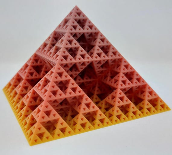 シェルピンスキーの三角ピラミッド：3Dプリントされたフラクタル彫刻