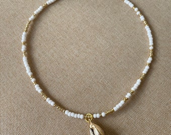 Choker necklace, customizable, white and gold pearls, shell pendant. Stainless steel