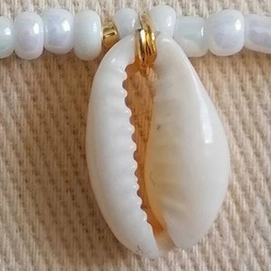 Collier ras de cou, Choker, personnalisable, perles blanches et dorées, pendentif coquillage. Acier inoxydable image 3
