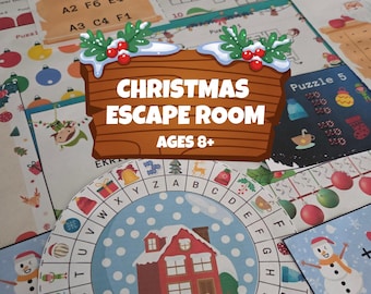 Könnte beinhalten: Ein Weihnachts-Escape-Room-Spielset mit bedruckten Rätselblättern und weihnachtlichen Grafiken, inklusive einer kreisförmigen Dekodierscheibe mit Buchstaben und Hausmotiv, gekrönt von einem Holzschild mit der Aufschrift CHRISTMAS ESCAPE ROOM AGES 8+.