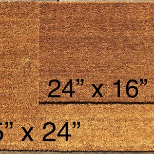 K&ouml;nnte beinhalten: Zwei rechteckige Fu&szlig;matten aus nat&uuml;rlicher brauner Kokosfaser. Die gr&ouml;&szlig;ere Matte misst 89 cm x 61 cm, die kleinere 61 cm x 41 cm. Die Matten sind f&uuml;r den Au&szlig;enbereich bestimmt und dienen wahrscheinlich zum Schuhe abwischen.