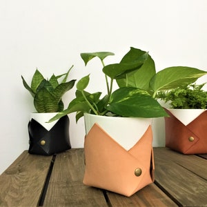 Macetero de cuero // Macetero de interior // Decoración minimalista para macetas // Envoltura de regalo gratuita // Regalo de inauguración de la casa // Hogar y oficina
