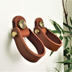 Loop Leather Hook Handle – Wall Mounted Hanger or Cabinet Pull – Japandi Minimalist Brass Accent – Handmade in 4 Colors – Nordic Style Deco