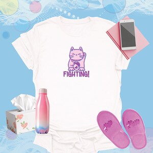 Fighting - Japanische Glückskatze (Maneki Neko) Grafik - Süßes, von K-Drama inspiriertes T-Shirt für Frauen, Jugendliche, Fans