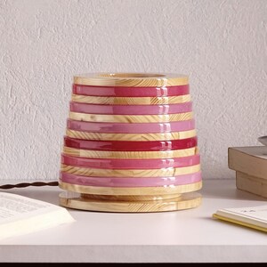 Kleine Gestreifte Holz Tischlampe: Einzigartige Rosa Dekor Beleuchtung