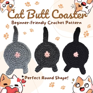 Op de afbeelding: Drie gehaakte kattenkont onderzetters in grijs, donkergrijs en zwart. Elke onderzetter heeft een roze bloemvormig detail en een omhoogstaande staart. De tekst "Cat Butt Coaster" en "Beginner-Friendly Crochet Pattern" worden weergegeven.