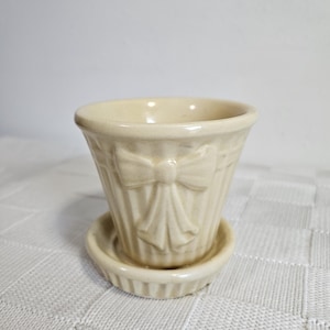 Bow Knot Shawnee Pottery Creamy Yellow Glaze 3.5" Tall Indoor Planter, Made in the USA