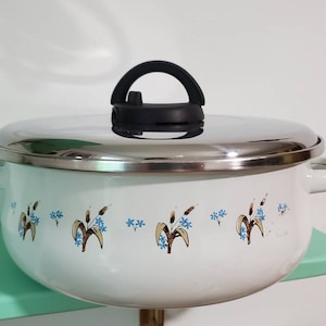 Enameled 9.5" Diameter Simmer Pot with Cattail Graphics, Lid Included