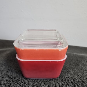 2 Primary Red Pyrex 501 Small Refrigerator Dishes with 1 Lid
