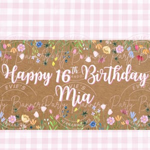 Puede incluir: Bandera de cumpleaños con el texto "Happy 16th Birthday Mia" en escritura blanca y rosa. La bandera tiene un fondo marrón con un borde floral de flores coloridas y hojas verdes. La parte superior e inferior tienen un patrón de cuadros rosas y blancos.