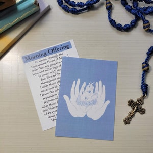 Tarjeta de oración de ofrenda matutina // Católica // Manos que ofrecen al Inmaculado Corazón de María