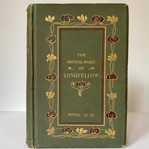 Puede incluir: Un libro de tapa dura antiguo titulado "The Poetical Works of Longfellow". El libro tiene una cubierta verde oscuro con detalles florales dorados y granates. El título está en letras doradas y el libro parece estar bien conservado.