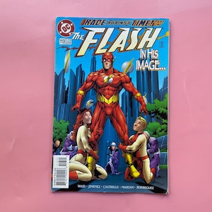 Könnte beinhalten: Comic-Cover mit The Flash, einem roten Superhelden mit Blitzdetails, der mit zwei anderen Charakteren steht. Der Covertext lautet "The Flash" und "Race Against Time! Part One" mit dem Slogan "In His Image..."