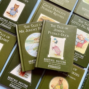 Peut inclure: Une collection de livres pour enfants vintage de Beatrix Potter avec des couvertures vertes. Les titres incluent "The Tale of Jemima Puddle-Duck" et "The Tale of Mr. Jeremy Fisher". Chaque livre présente des illustrations et le nom de l'éditeur, F. Warne & Co.