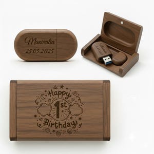 Può includere: Chiavette USB in legno e una scatola abbinata. Una chiavetta è incisa con un nome e una data. La scatola è incisa con "Happy 1st Birthday" ed elementi decorativi. Il legno ha un tono caldo e naturale.