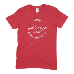 以下が含まれることがあります： 「Your Design Here Real Mockups」と書かれた白い円形のデザインが施された赤いTシャツ。