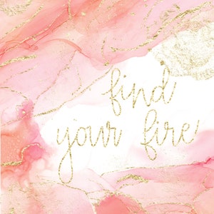 Könnte beinhalten: Abstrakter Aquarellhintergrund in Rosa und Goldtönen. Der Text "find your fire" ist in goldener Schrift geschrieben.