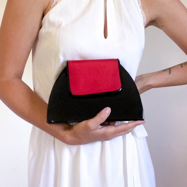 vintage mod-style patent leather mini-bag / black & red / optional strap / red cloth closure / geometric and funky / mini purse