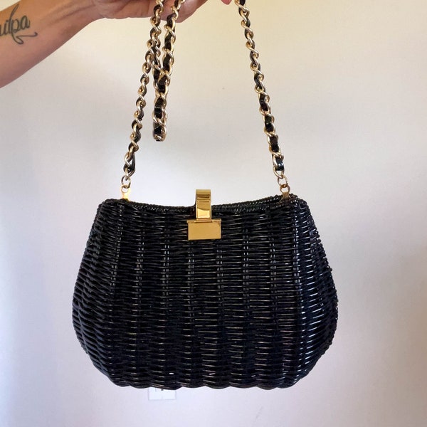vintage coated black wicker clamshell purse / gold chain and leather strap / hinge opening / gold metal details / wicker mini bag