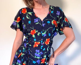 90er-Jahre-Overall mit Blumenmuster im Vintage-Stil / Basic-Editionen / herzförmiger Ausschnitt / Knopfleiste vorne / Schnürung an den Seiten / Skort-Jumpsuit / Größe M