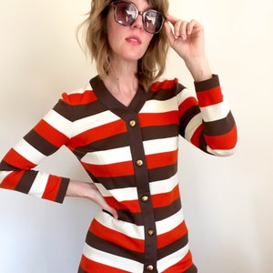 60s/70s chunky stripe knit longline blouse / fitted mod style / chunky brass buttons / polyester knit / brown cream orange / xs-small image 1