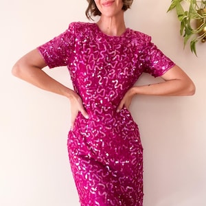 vintage hot pink 100% silk full sequin dress / Robert Anthony / squiggles of sequins / beadwork at trim and yoke / short sleeve / size 4P
