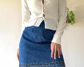 Mini-jupe en jean brodée style années 2000 / Marque A.M.I. / 100 % coton / Fermeture éclair au dos / Taille 8