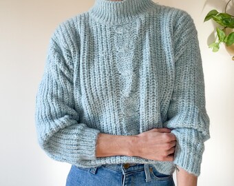 Pull en maille torsadée bleu duveteux années 80 / Tarazzia / Décolleté fantaisie / Chunky et court / Mohair acrylique / Moyen