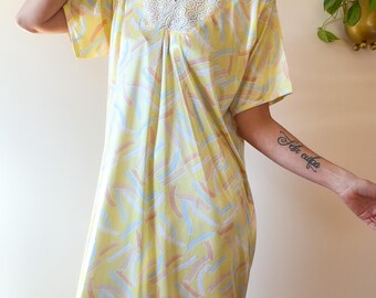 Chemise de nuit vintage des années 70 sur toute la longueur / Coupe style caftan / Dentelle devant en V / Satin de nylon / Abstrait jaune rose bleu blanc / Côté S / Convient à S - L