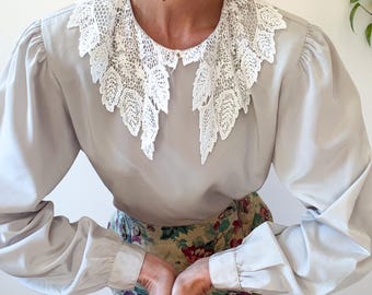 Blouse secrétaire années 80 avec col en dentelle VTG / Diversité / Beige frais et blanc / Polyester / Taille 8
