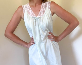 50s vintage mint green night gown / white lace shoulders / nylon / full length night gown / sleeveless / size small