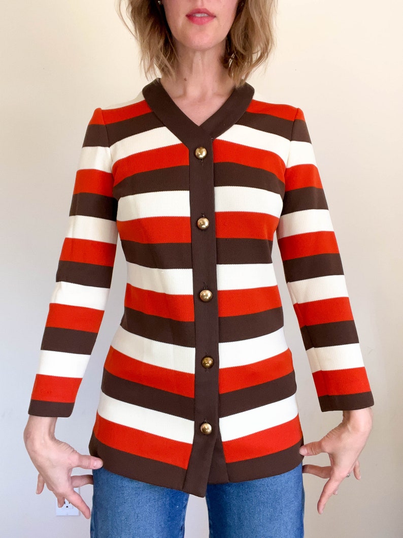 60s/70s chunky stripe knit longline blouse / fitted mod style / chunky brass buttons / polyester knit / brown cream orange / xs-small image 2